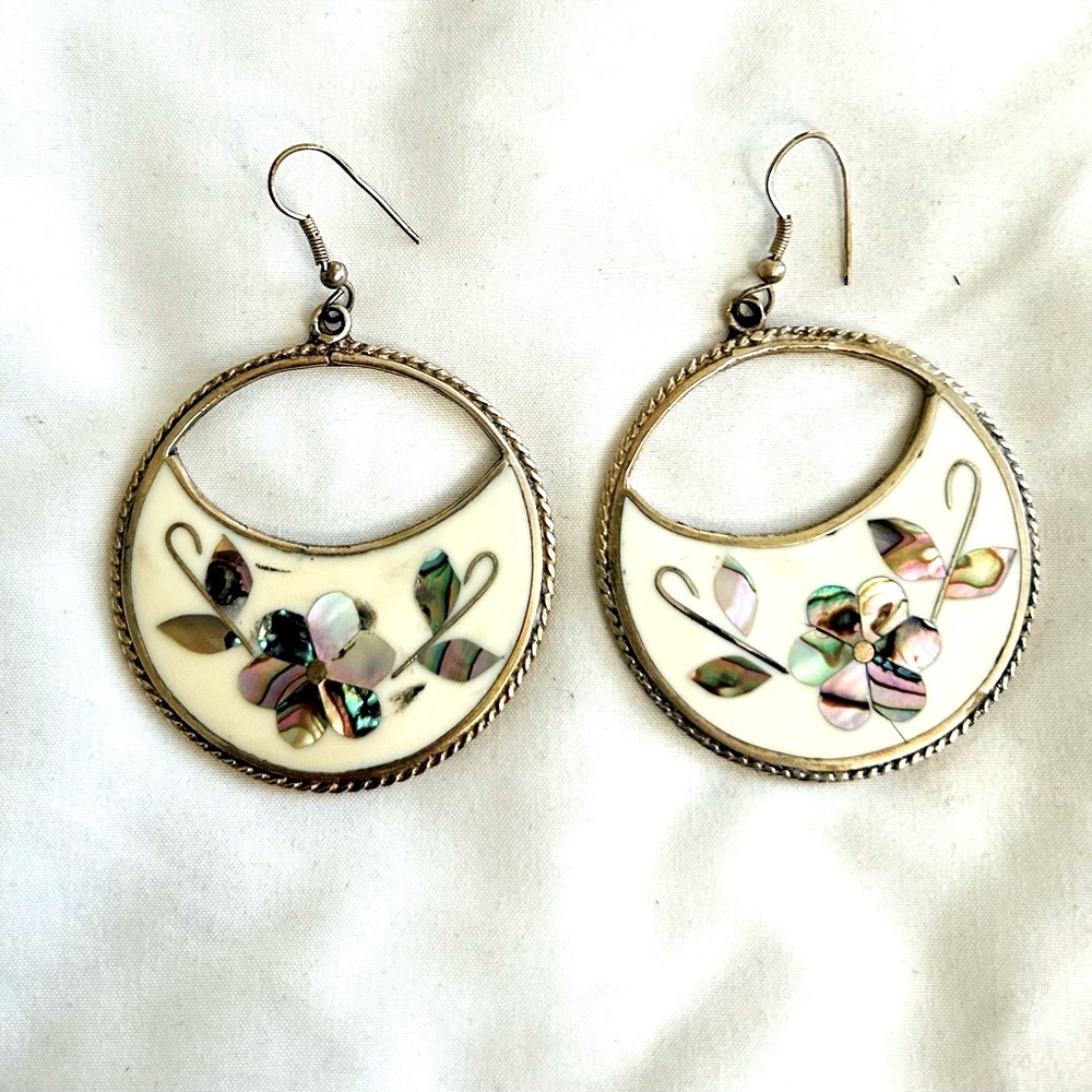 Elegant Alpaca Mexico Cream and Silver Floral Earrings